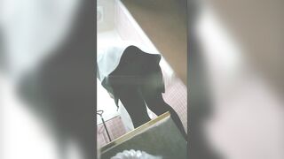 ショッピングモールの女子トイレに隠しカメラ❤️美女が大きな音でオナラをしたので、トイレットペーパーを使っていた女の子が ipcam