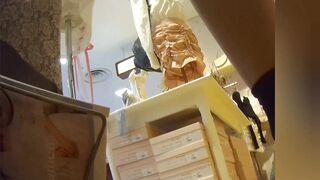 しゃがみ食込みp アパレルショップ店員等2名のしゃがみ接写と逆さ撮り voyeur jp