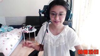 생얼에 노브라로 편하게 방송하는 융륭이 korean porn vip