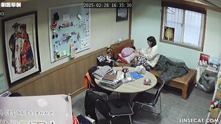 [신작] 대한민국 울산의 한 여성 가게 주인이 두 차례 자위행위를 했다. 그녀의 남자친구는 성관계 전 40분 동안 그녀의 성기를 핥아주며 korean porn vip ipcam