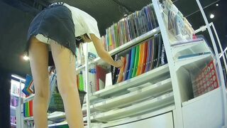 激ミニ美女の前かがみチラと他１名 voyeur jp