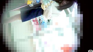 ミニスカデニム美少女 友達の目の前で大胆パンチラ voyeur jp