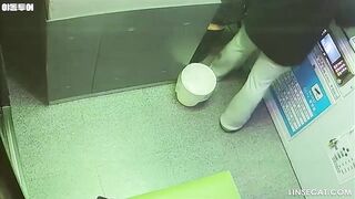 [신작] 세 커플. 뚱뚱한 남자는 여자친구가 핸드잡을 해주는 걸 좋아하고, 그의 성기에서는 끈적끈적한 액체가 많이 흘러나온다 korean porn vip ipcam
