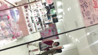 新フルhd高画質パンチラ逆さ撮り230 お姫様系棟超絶カワイ娘ちゃん パンティーも期待通りの正統派パツパツホワイトで大満足 voyeur jp