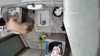[オリジナル：Muma] ショートヘアで、人生に疲れた表情を浮かべ、素晴らしいスタイルの魅力的なストリートダンス教師がシャワーを浴びる様子を toilet 03-070626