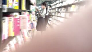禁断の逆さ撮り 可愛い人妻を狙い撃ち 保育雑誌を落とし胸チラハプニング vol 5 voyeur jp 02