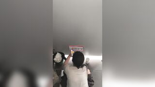 5月に新たに流出：【トイレ下からの撮影】❤️マスターフォトグラファーが陰毛に触れるなど親密なシーンの撮影方法を独学で習得 - 超刺激的 toilet 07-200626