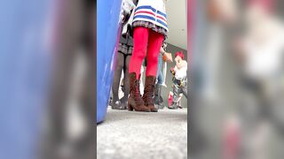 【KFC】おさげ髪の女子高生がショートビデオを撮影 - 赤いストッキングが少し透けて見える - しゃがんでB字型のお尻を見せる upskirt 1