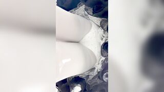 【KFC】おさげ髪の女子高生がショートビデオを撮影 - 赤いストッキングが少し透けて見える - しゃがんでB字型のお尻を見せる upskirt 2