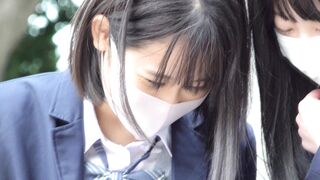 撮影バレ jkにカメラが見つかるも起死回生の激写パンチラ いや モロ 可愛い痴女2人組⑩ voyeur jp