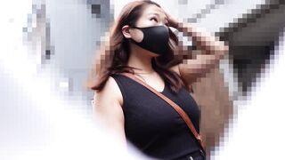 大爆乳妖艶お姉さん 電車痴漢 パイスラッシュを見せつけながら街中を歩くはしたない乳輪のデカパイお〇んこ 手から溢れ出るマシ voyeur jp