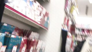 グレーチェックのミニスカ女子はしっかり重ね履きでしたがヒップのお肌は接写バッチリ見せていただきました jk23 4k voyeur jp