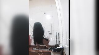 [オリジナル] キャンパス・パノラマ・ペアリング：息をのむような「ホワイトタイガー」の美女と、JK制服＆シアータイツ姿の後輩女子！ toilet 05-240626