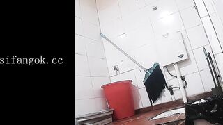 [オリジナル] キャンパス・パノラマ・ペアリング：息をのむような「ホワイトタイガー」の美女と、JK制服＆シアータイツ姿の後輩女子！ toilet 07-240626