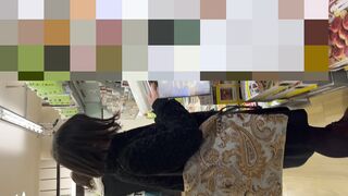 スマホで逆さ撮り152 家族でショッピング中 娘はスカートじゃないので代わりにお母さんのパンツ撮ったったww 3名収録 voyeur jp