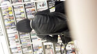 スマホで逆さ撮り156 ショートカットの美人お姉さん 逆さ撮りされ黒スト越しのパンツ晒される 2カメ撮影 3名収録 voyeur jp