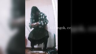 キャンパス全体に漂う「カップリング」の予感：制服にニーハイソックス姿の、あどけない後輩女子！ toilet 01-260626