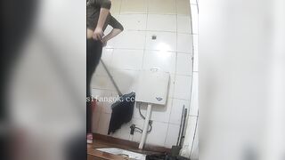 キャンパス全体に漂う「カップリング」の予感：制服にニーハイソックス姿の、あどけない後輩女子！ toilet 09-260626