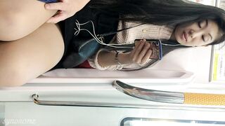 電車対面 顔出し欲求不満の表れ タイトミニをお召になって パンストあんよをむき出しにしちゃうol奥さまを観察してみました voyeur jp