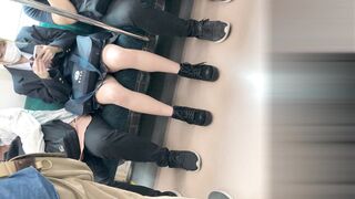 ｶﾒﾗ目線 盗撮に気づいてガン見しているミニスカjkの表情 電車対面盗撮 voyeur jp