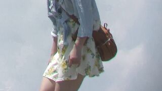 海辺の風景０６ パンツの景色０２ お靴直しで 薄ピンクのパンティー 下から見えてるよ voyeur jp