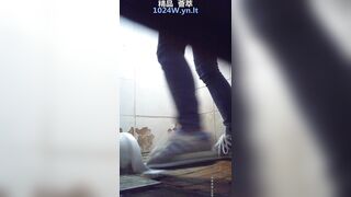 [キャンパス周辺のトイレ・スナップ] ❤️ 学校近くの飲食店でのトイレ・スナップ集――タイトなマンコを持つ若い女性たちをフィーチャー。 toilet 32-010726