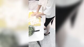 母と息子の近親相姦 ❤️ 互いしかいなかった母と息子のその後 ― 餃子を作っている最中の母を犯す china 01-010726