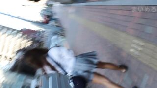 踵を潰している黒ギャルjkをストーカー 素足にローファー 18 voyeur jp