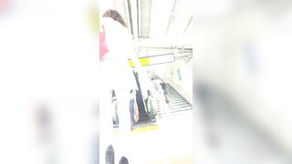 パンチラ盗撮 モデル系女子 超ミニスカの中の黒パンツの股間に接近 voyeur jp
