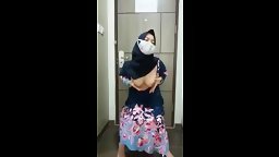 Singapore Malay Office Worker Masturbate And Squirt During Lunch Hour