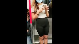 變態港男地鐵偷影 著貼身yoga褲港女 下體現大包包