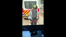 香港電單車女乘客 坐到條透晒成條底褲 後面司機開心到癲咗
